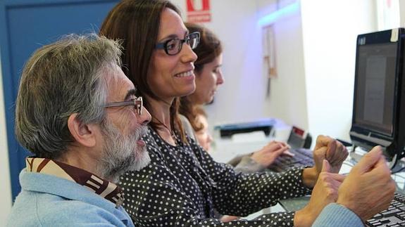 María del Pozo asesora a Nicolás Gless en el Espacio CYL Digital de Segovia.