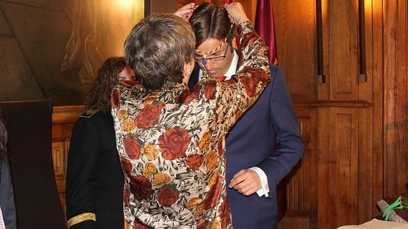 Emilio Orejas, en el momento de recibir el cordón y la medalla que le acredita como presidente.