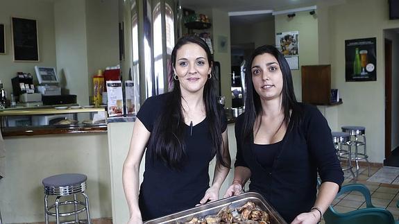 Soraya y Tamara, empleadas del nuevo bar Las Alitas.