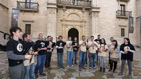 Los integrantes del grupo de gaitas Nivaria, de la Casa de Galicia en Valladolid.
