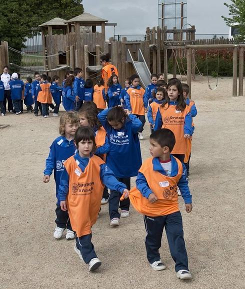 Un grupo de escolares en el Valle de los Seis Sentidos, en Renedo. 