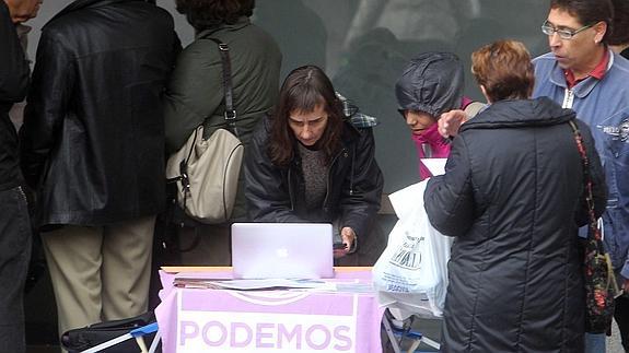 Mesa informativa de Podemos, el miércoles junto al Acueducto. 