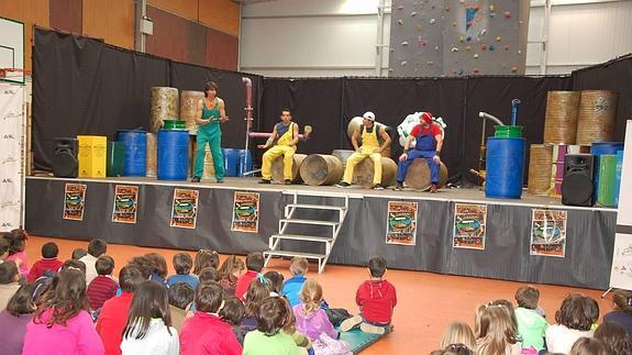 Un grupo de niños y madres siguen la representación en el IES de Guardo. José Carlos Diez