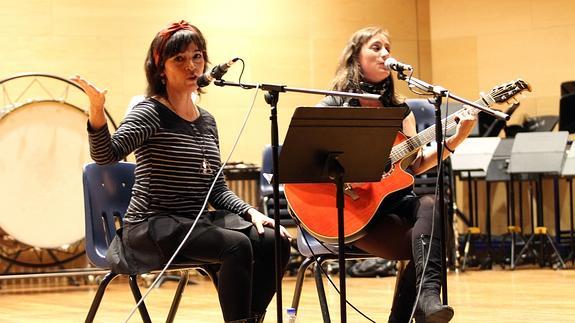 Álida Jiménez (derecha) y Clara Ituero, durante su actuación en el concierto benéfico. 