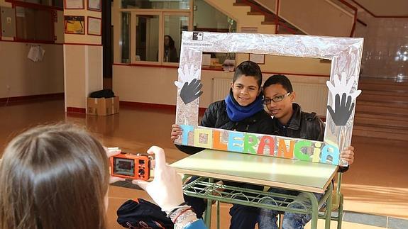 Dos alumnos del instituto Arca Real se fotografían por la tolerancia