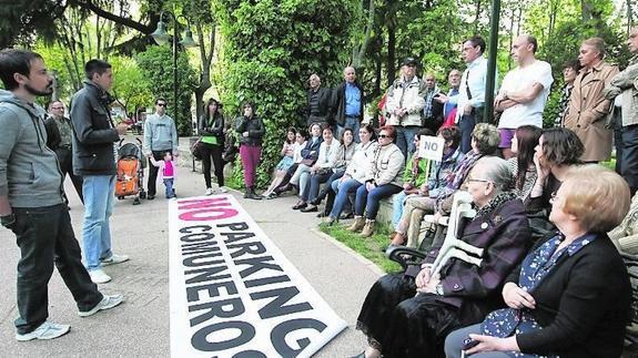 Una de las reuniones de hace meses en La Alamedilla. 