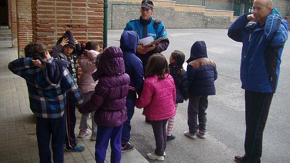 Un agente de la Policía Local, con alumnos del colegioMartín Chico.
