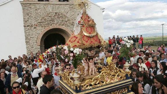 Aplausos a la Virgen del Castillo al abandonar la ermita en Bernardos. Antonio de Torre