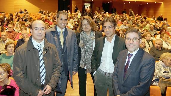 José Carlos Peña y Víctor Ramírez, de DKV Seguros Médicos; Ana Santiago, moderadora y redactora de El Norte de Castilla; Guillermo Rábano, especialista en Oftalmología y conferenciante y Carlos Magdaleno, director general de Ambuibérica. 