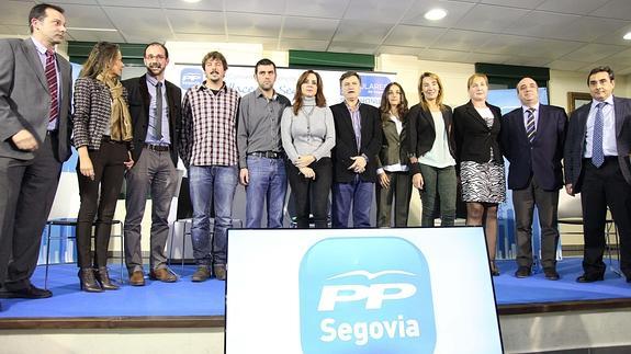 Silvia Clemente y Francisco Vázquez, en el centro, con los participantes en el panel de agricultura del PP de Segovia. 