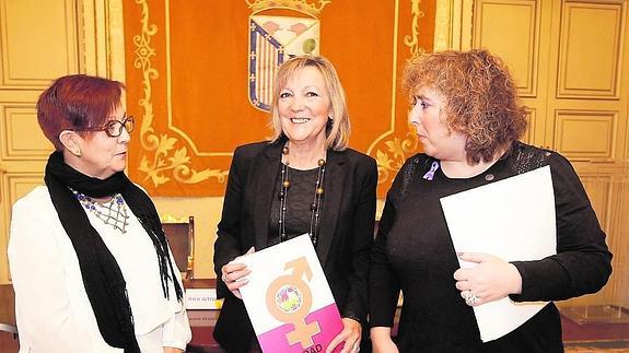 Ascensión Iglesias, la concejala Cristina Klimowitz y Marta del Pozo. 