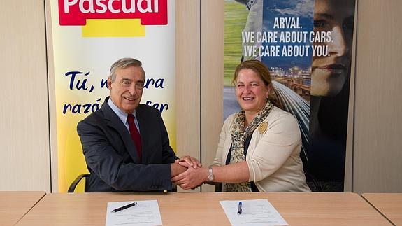 Javier Colomina, de Calidad Pascual y Cecilia Boned, CEO de Arval, tras la firma del acuerdo. 