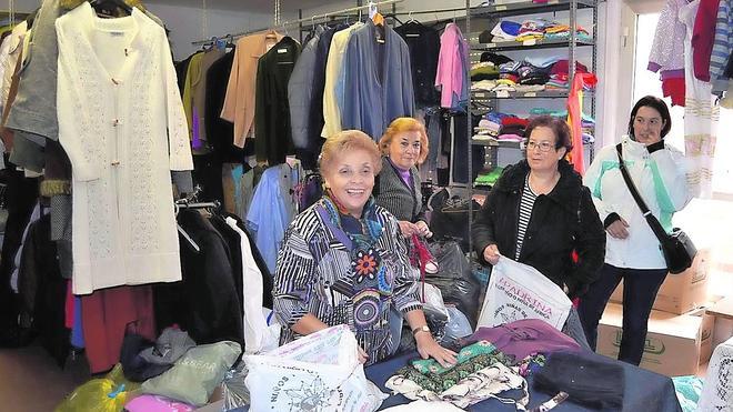 De izquierda a derecha, Enriqueta, Adela, Juani y Rocío en el ropero de Santa Águeda de Peñaranda de Bracamonte. 