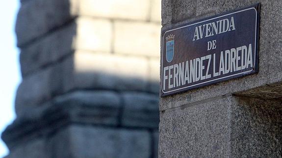 Placa de la avenida de Fernádez Ladreda. 