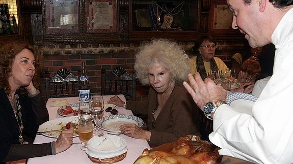 Cándido explica a la duquesa y a su exnuera los pormenores de la elaboración del cochinillo asado, en la visita que Cayetana de Alba hizo a Segovia en el otoño de 2007. 
