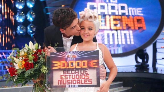 Abril recibe el premio de 'Tu cara me suena'