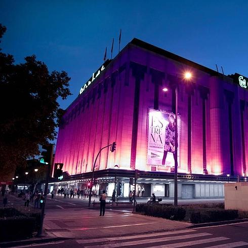 La fachada de El Corte Inglés de Paseo de Zorrilla se iluminó de color rosa en solidaridad con las mujeres que sufren cáncer de mama. 