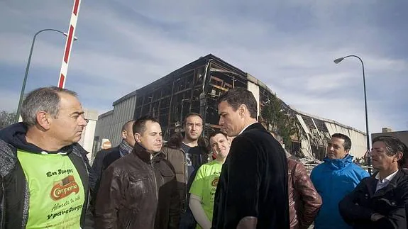 El secretario general del PSOE, Pedro Sánchez, con los representantes del comité de empresa de Campofrío.