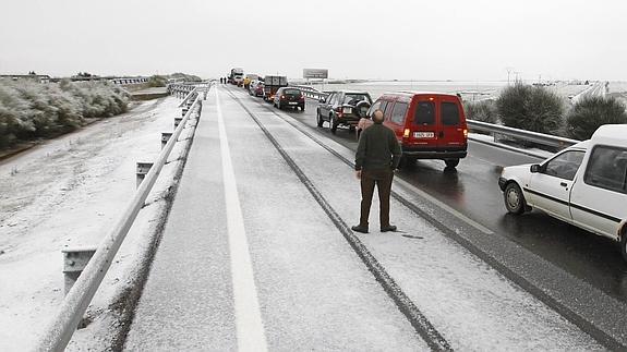 Una retención por nieve en las proximidades de Ciudad Rodrigo, en la A-62.