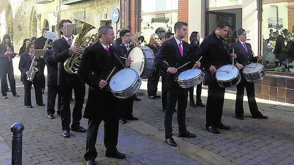 Los músicos de la agrupación Santa María del Camino desfilan este sábado por las calles de Carrión. 