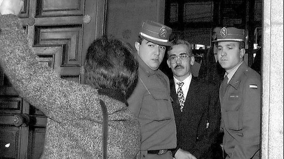 El exprofesor sale de los juzgados vigilado por la Guardia Civil, en una imagen del año 1996. 