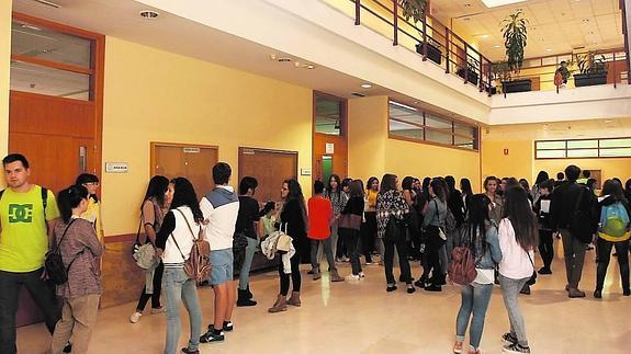 Estudiantes universitarios intercambian impresiones en los pasillos de su facultad. 