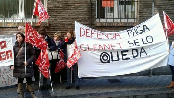 Protesta de los empleados de Cleanet a las puertas de la Delegación de Defensa de Valladolid. 