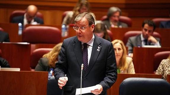 El consejero de Fomento y Medio Ambiente, Antonio Silván, durante su intervención en el Pleno de las Cortes de Castilla y León. 