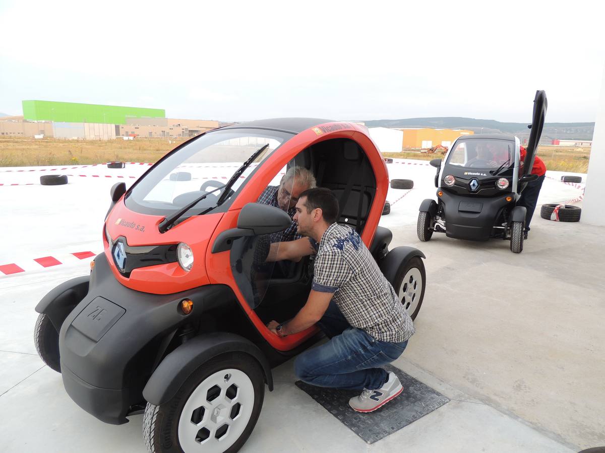 Un cliente, prueba un vehículo Renault Twizy durante la inauguración del concesionario Renault Dacia Vicauto en el polígono de Aguilar. 