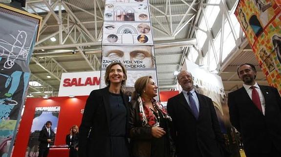 La consejera de Cultura, Alicia García, junto a la alcaldesa de Zamora, Rosa Valdeón y el alcalde de Valladolid, Javier de la Riva, frente a seis torres en forma de 'cabezudos' en Intur. 