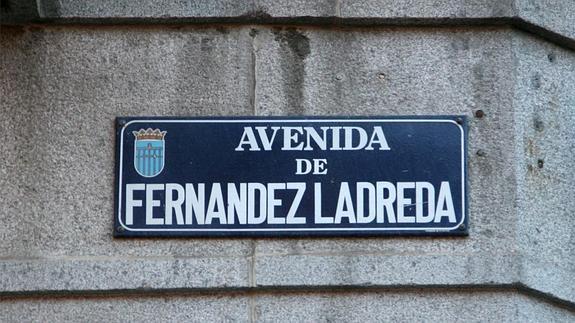 Placa de la avenida Fernández Ladreda. 