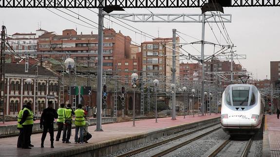 Llegada del AVE a la estación del Campo Grande.