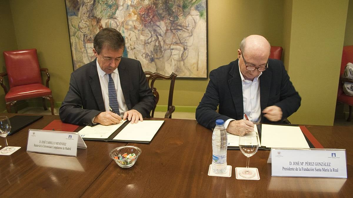 José Carrillo Menéndez y José María Pérez 'Peridis', durante la firma del convenio. 