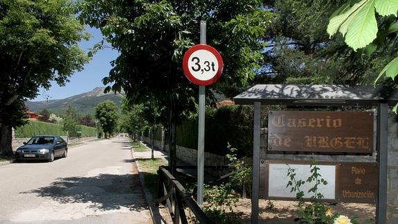 Entrada a la urbanización Caserío de Urgel de La Granja de San Ildefonso, en cuya calle del Camino de la Silla del Rey será construida la clínica de la firma Shana Integral, dedicada a la salud y los hábitos saludables. 