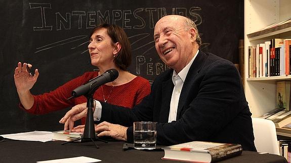 Judit Pérez Mayo y José María Pérez 'Peridis', en la presentación de Esperando al Rey' en la libreria Intempestivos.