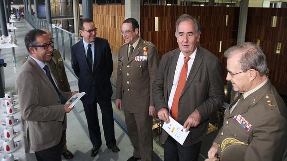 Miguel Ángel Ballesteros (derecha). minutos antes de participar en el curso. 