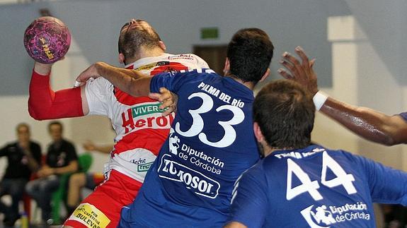 Carlos Villagrán recibe un golpe de un rival en un partido anterior. 