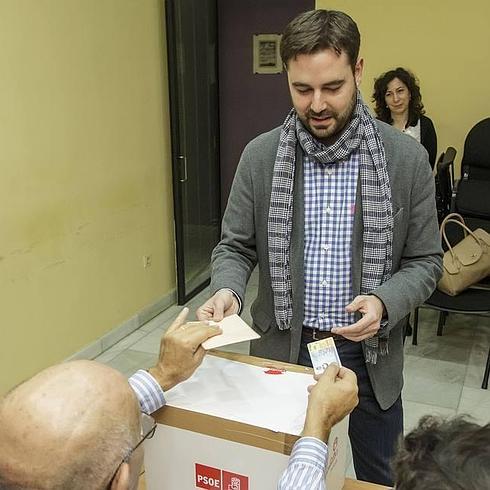 Daniel de la Rosa, en el momento de votar.