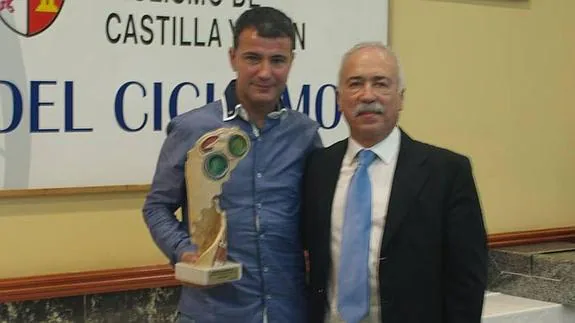 Santi Blanco y Roberto Coca, presidente del ciclismo regional. EL NORTE