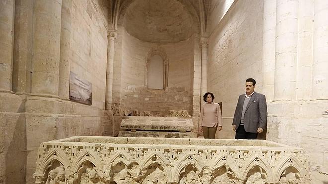 Arturo Balado y Ana Martínez posan junto a los sarcófagos monumentales que ahora se encuentran en el ábside de la nave del Evangelio.