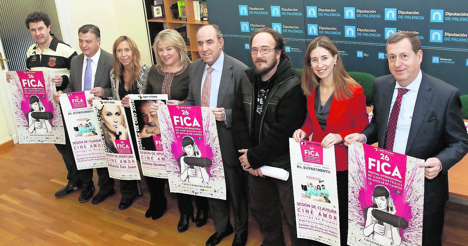 Jesús Ángel Aparicio, teniente de alcalde de Aguilar; Javier del Sol, de Aquona; Carmen Fernández Caballero, diputada de Cultura; María José Ortega, alcaldesa de Aguilar; José María Hernández, presidente de la Diputación; Pepe Jordán, director del festival, Eva Lamalfa, de Galletas Gullón, y Jesús García, de ATV Mercedes Benz, de izquierda a derecha, posan con los carteles del festival.