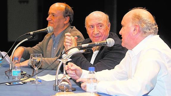 Gustavo Martín Garzo, José María Pérez ‘Peridis’ y Fernando Martín Aduriz, durante la presentación del libro.