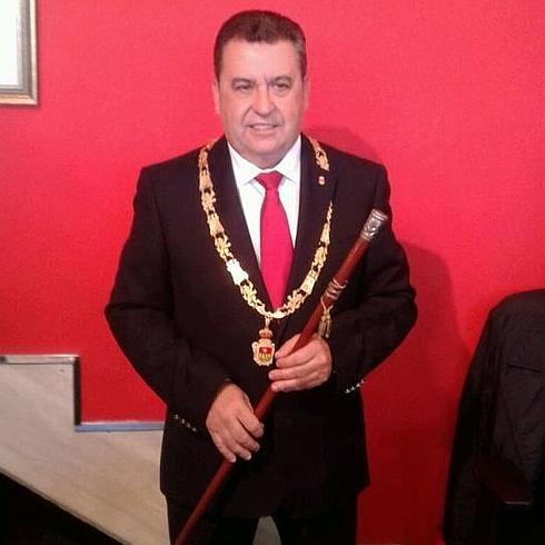 José Manuel Barrio, con el bastón de mando de Ayuntamiento de Arroyo de la Encomienda.