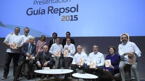 El presidente de Repsol , Antoni Brufau y Rafael Ansón, presidente de la Real Academia de Gastronomía, posan con diversos chefs durante la presentación de la Guía Repsol 2015, un acto en el que se han dado a conocer los restaurantes que consiguen uno, dos o tres soles, el máximo galardón de esta publicación española, que en la edición de 2014 incluye 502 establecimientos distinguidos, de los que 37 ostentan tres incluye 29 tienen dos y 336 uno. 