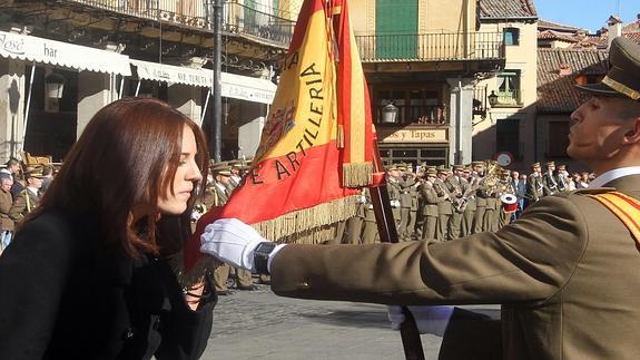 Una joven jura bandera durante una festividad de Santa Bárbara en Segovia. 