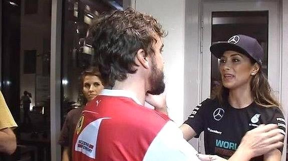 Fernando Alonso con la novia de Hamilton