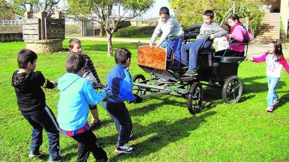 Un grupo de escolares del colegio Castilla y León de Aguilar se divierten en una calesa.