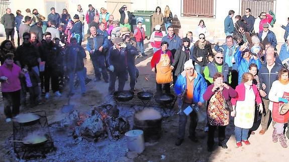 Los vecinos de Saucelle se reunieron en la plaza de la localidad para celebrar la matanza, que continuará hoy con una comida en la que se degustará el marrano matado ayer. 