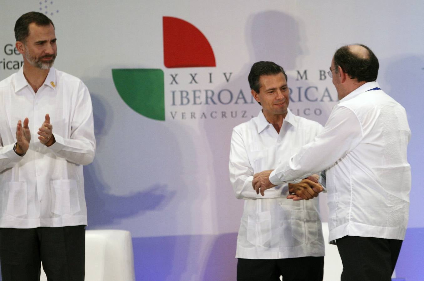 El rey de España Felipe VI observa la entrega del premio por parte del presidente de México, Enrique Peña, al presidente de Iberdrola, Ignacio Sánchez Galán. El Norte