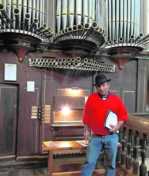 Félix Curieses, junto al órgano de la iglesia de Autillo de Campos.